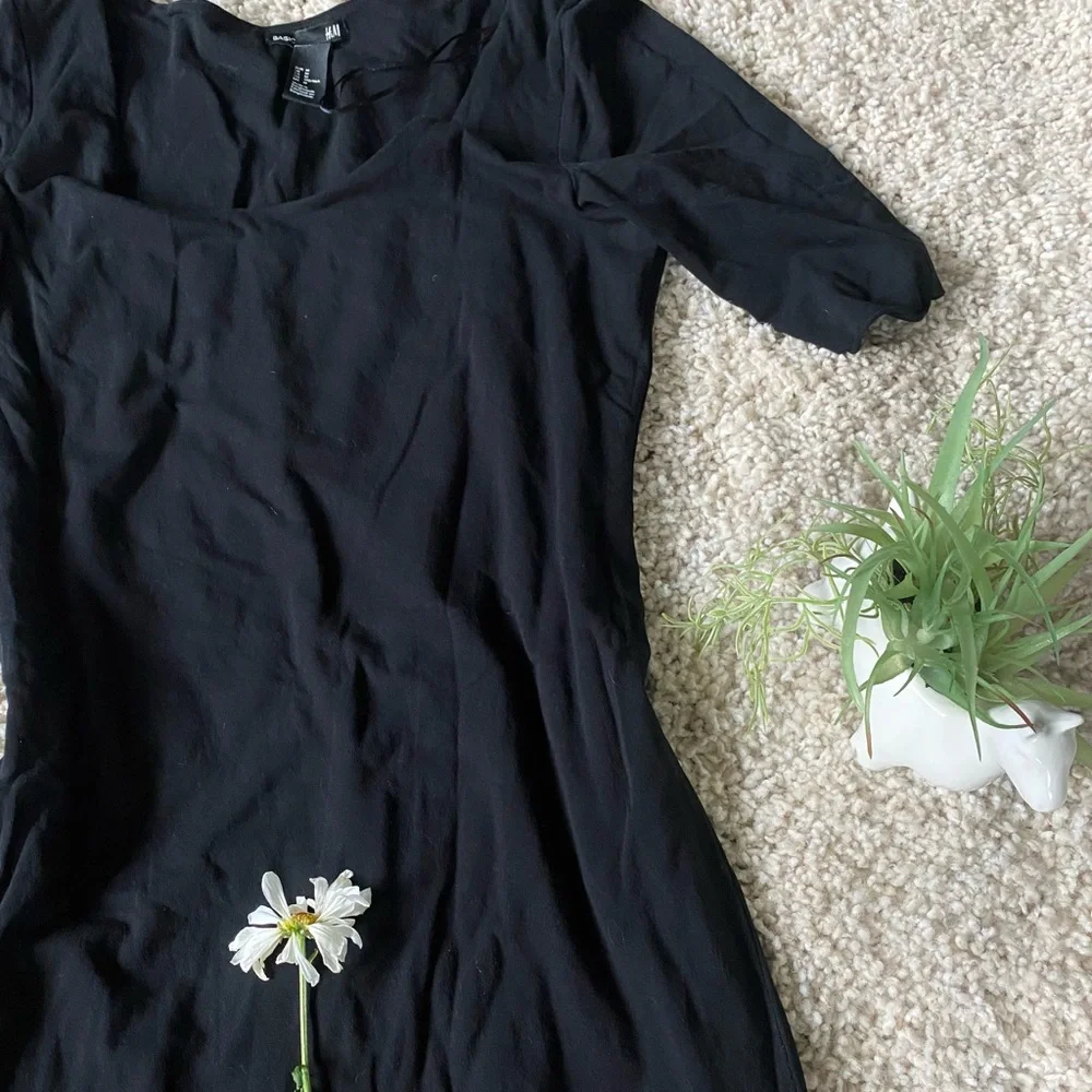 H&M basic beautiful deep crewneck casual little black dress. Perfect for…
